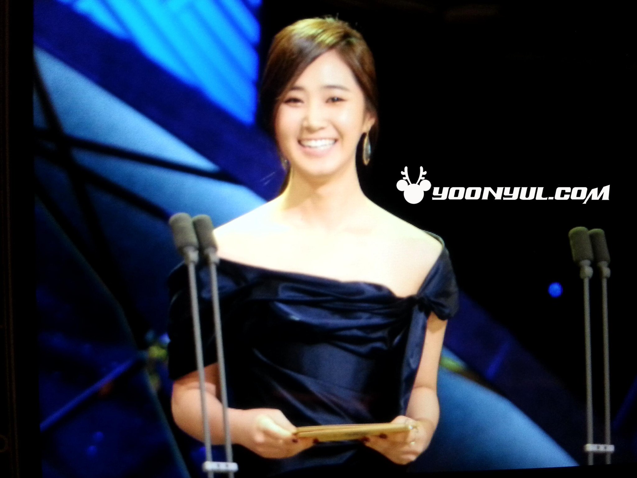 [PIC][22-11-2013]Yuri xuất hiện tại "The 34th Blue Dragon Film Award" vào tối nay + Selca tại hậu trường của cô và các nghệ sĩ khác BZrbuDyCMAAN42r