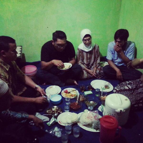 Setiap minggu Walikota Bdg &amp; Wakil, masing2 makan malam bersama warga miskin kota. Bagian dr Happiness Index project