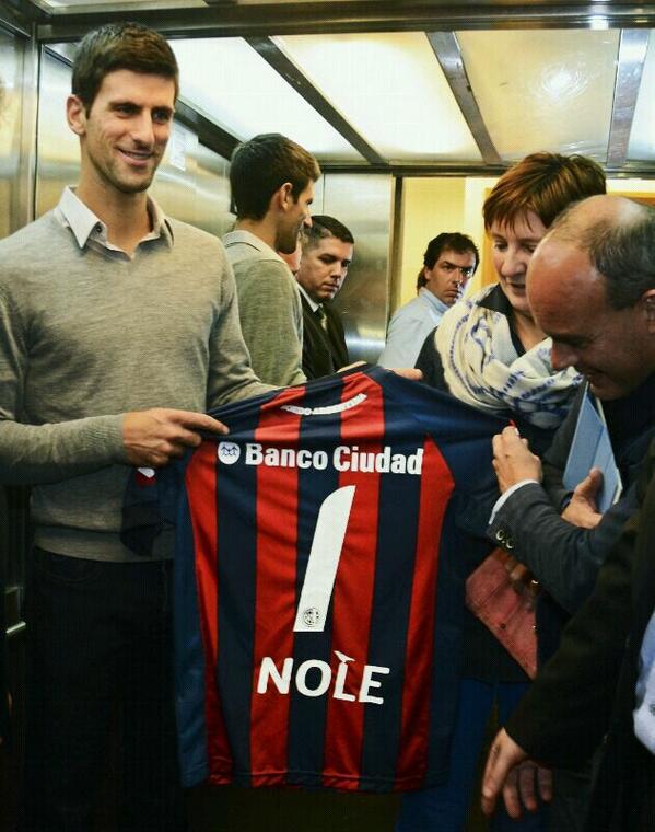 SanLorenzo's tweet photo. ¡Novak Djokovic, nuevo Socio del Ciclón,  con la camiseta de #SanLorenzo! Foto gentileza: Claudio Pucheu de Fénix. http://t.co/BauXoUWmnj