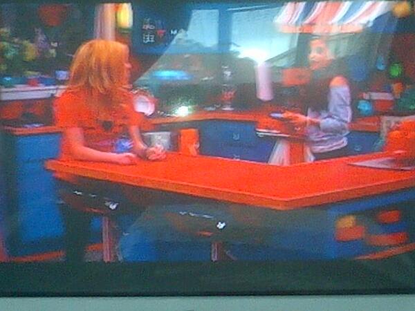 wina_bumz_00026's tweet image. @ArianaGrande I'm watching sam&amp;amp;cat #secretsafe
