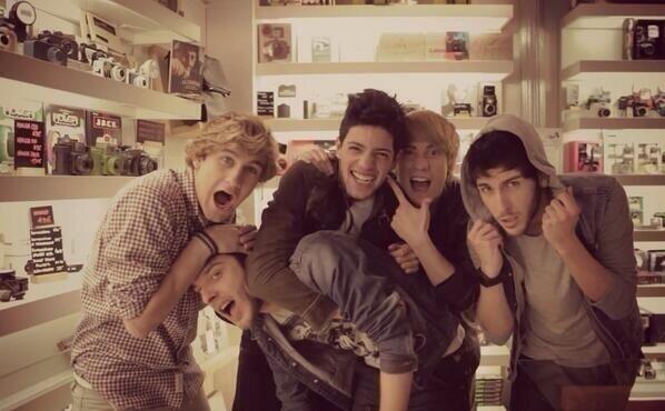 MowSmiler_'s tweet photo. @EditionIcons hoooliip. ¿Me puedes hacer un pack de fotos de Auryn? Estos >> por si no sabes quienes son :3. http://t.co/TcUxN44aEs