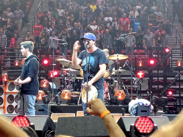 Eddie Vedder wearing a #Chargers hat 