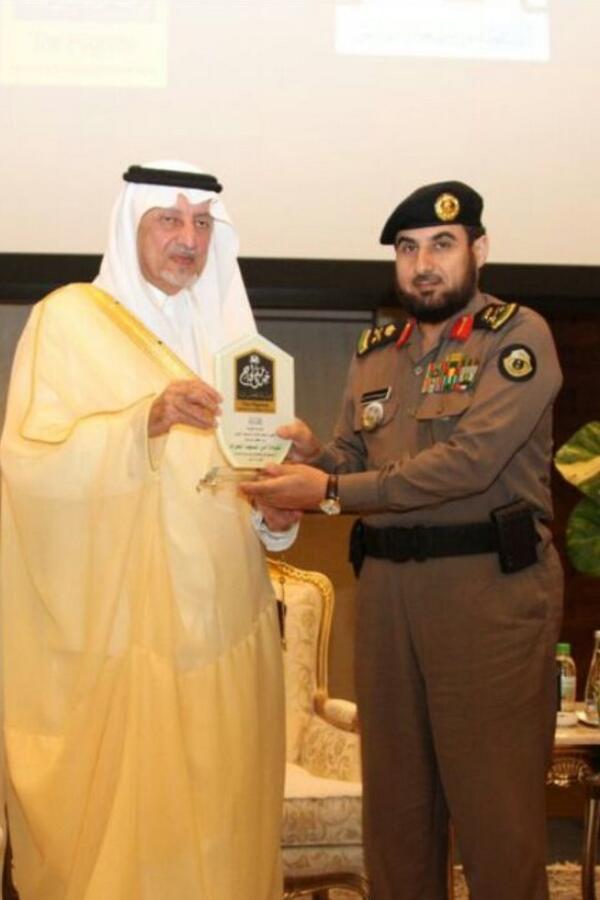 PoliceHaram's tweet photo. سعادة اللواء يحيى الزهراني أثناء تسلّمه درع التميز لهذا العام من سمو أمير المنطقة http://t.co/cUEqzwYrFK