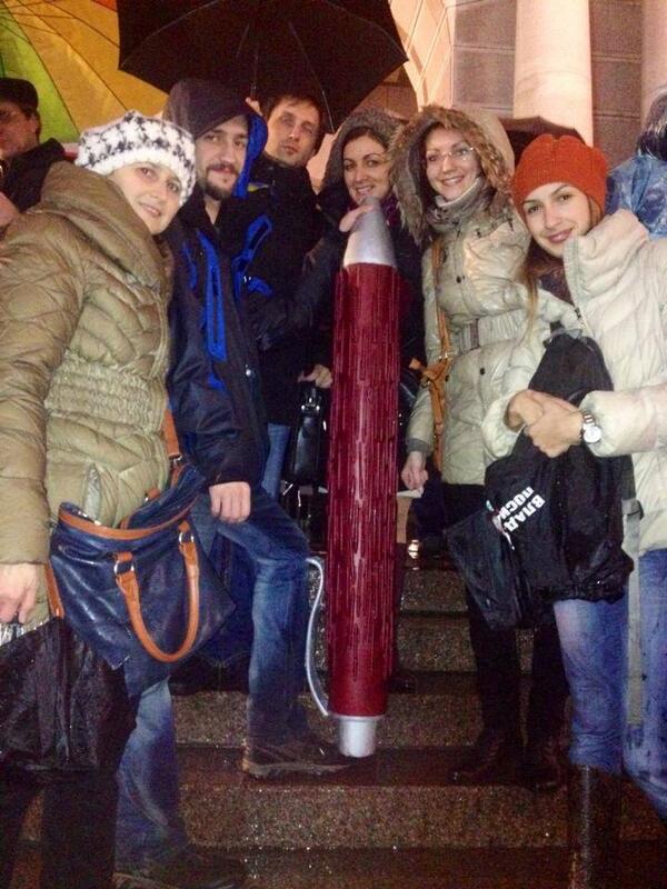 chesno_movement's tweet photo. Команда #Chesno на #євромайдан із гігантсьокою ручкою, яку готували Януковичу для підписання угоди) http://t.co/qA7ZsEryDU