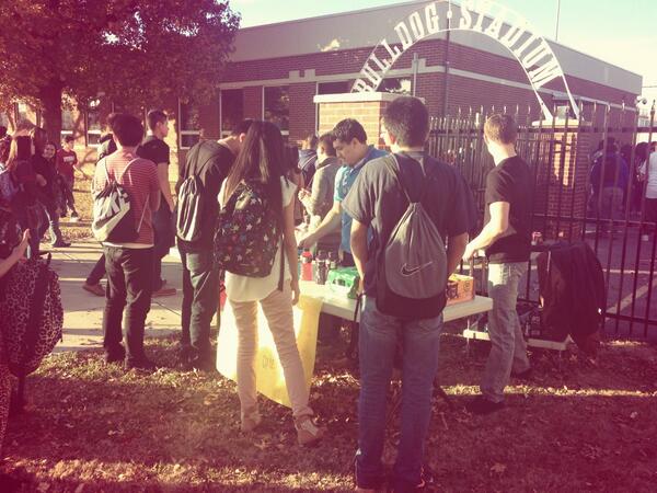 SHSOralComm's tweet image. Selling snacks to raise money for the NWA Child Safety Center #SIMPLEService #Reddogsserve