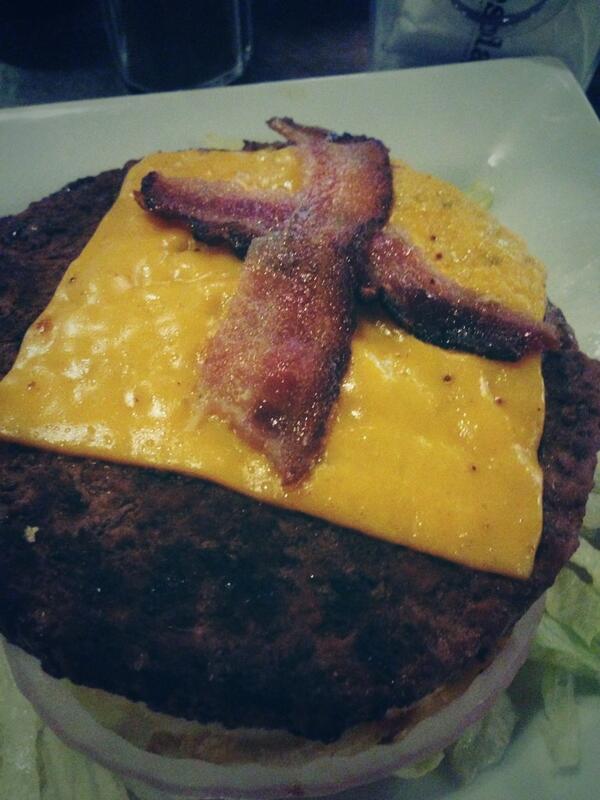 jmclaro's tweet photo. @RubyTuesdayCL, ahora me llegó la Bacon  cheese que viene con una muestra de queso y tocino!!! -1 Ruby FloridaCenter http://t.co/0prDN74CcK