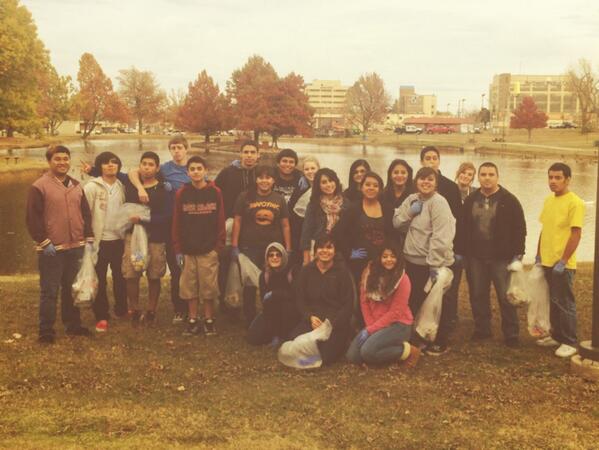 SHSOralComm's tweet image. Cleaning up at Murphy Park #SIMPLEService #Reddogsserve