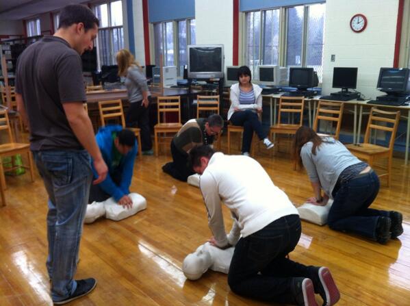Ecolestgeorges's tweet photo. Les enseignants pratiquent le RCR. http://t.co/EZe4v8giyd