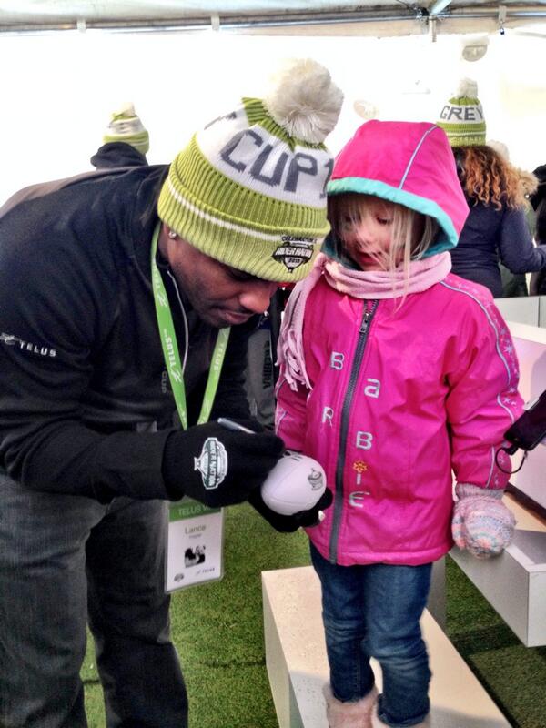 TELUS's tweet photo. Huge thanks to @LanceFrazier15 for making the @sskroughriders fans at our @101GreyCupFest tent day! #greycupmemory http://t.co/s1rQPzfWZ0