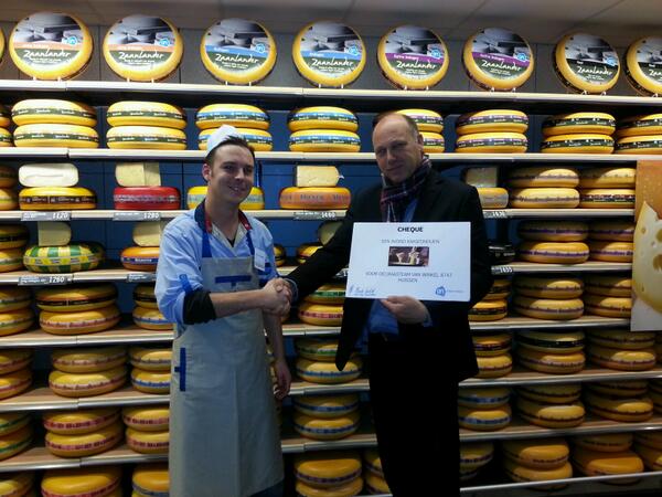Overhandiging van de cheque voor de winnaars van de deli/kaas wedstrijd!