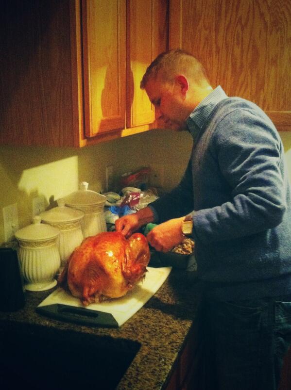 4th annual neighbor thanksgiving #chetbretlet #modernfamily #momsstuffing
