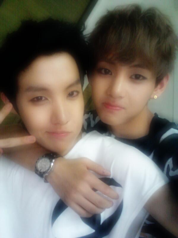 y0nguk's tweet image. they really look like a gay couple ))))):