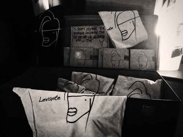 E poi ci sono anche le #faccedamerch <a href="/levantecanta/">Levante</a> <a href="/METATRONGROUP/">metatrongroup</a> <a href="/OTRlive/">OTRlive</a> <a href="/sPAZIO211/">sPAZIO211</a>