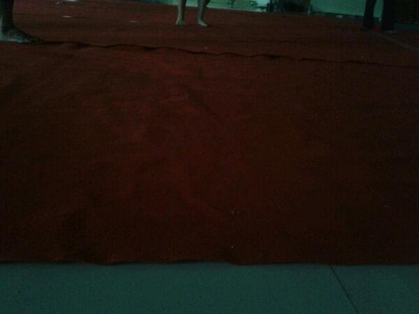 MAGA2013_'s tweet photo. red carpet is waiting. like literally :p http://t.co/RLnJAoBsv1