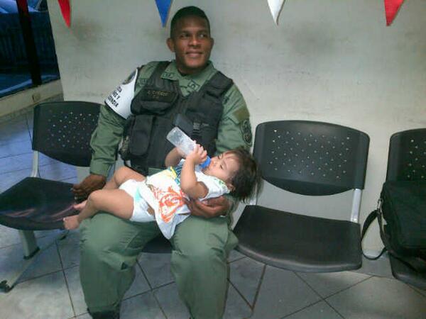 andycalvo's tweet photo. "@protegeryservir: Policía rescata a bebé de 1 año abandonada por su madre. http://t.co/JJSRVHrLNZ" Eso es servir FELICIDADES