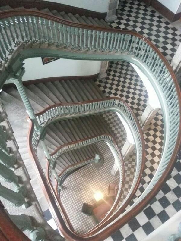 radcath's tweet photo. Escalier du Petit Séminaire de Québec, joyau du patrimoine qui fête son 350ième cette année (merci @camillesimard !) http://t.co/iqAVRdMryC