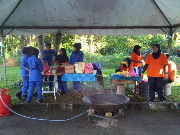 Satar070's tweet photo. @ShidiDidie @zulkifli901007 @mohdishak76 tgah rebus kacang kuda.... http://t.co/4b7ONXcRYQ
