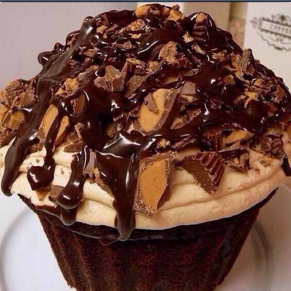 ltsMyDiary's tweet photo. Giant Reese's Peanut Butter Cupcake 😛😍😋 http://t.co/5XzgQO3lgM