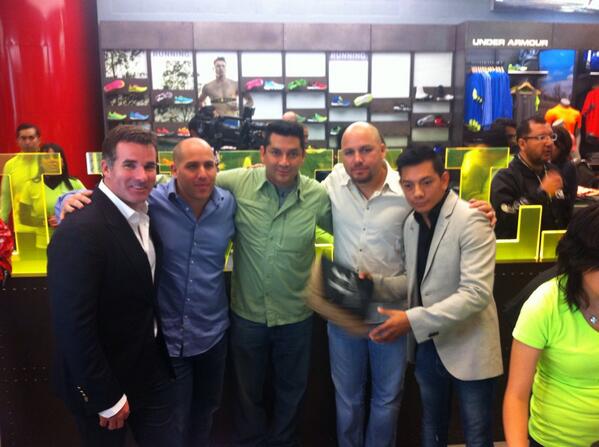 Edgar en Twitter: "Kevin Plank fundador de @UnderArmour Micky &amp; Tommy @diamantemijares en la inauguración. tienda en LA!! http://t.co/Y0LdgQ4Ob4" / Twitter