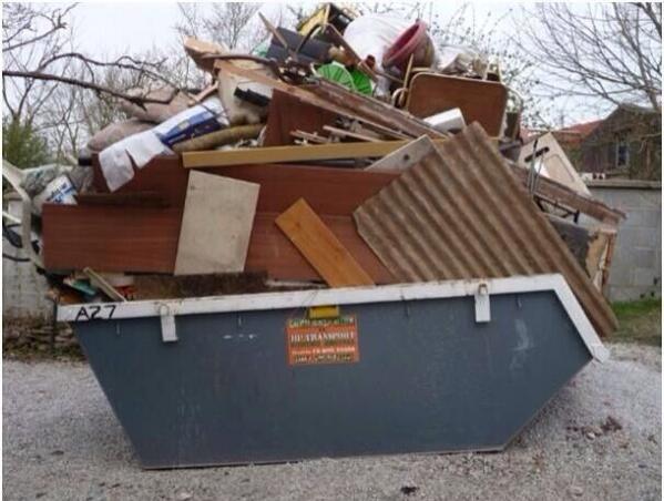 Perfectpointing's tweet image. One of many under loaded skips with @coopecarpentry