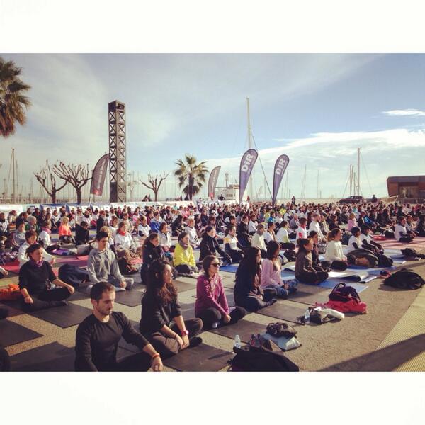 Mango's tweet photo. The yoga masterclass has now started in sunny Barcelona! #yogadirbymango  #mangosport http://t.co/C9pA7skQrp