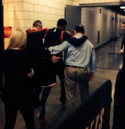 TheDunkCentral's tweet photo. Picture of D.Rose being taken back to locker room after injuring right knee. http://t.co/PZb6qzkWpl