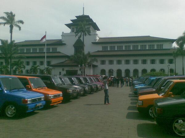 ah biasa aj RT TKCI_Official: -1 sesi foto di pelataran Gedung sate. #JamNas9TKCI Kota Bandung. #BravoTKCI <a href="/ToyotaID/">Toyota Indonesia</a> ”