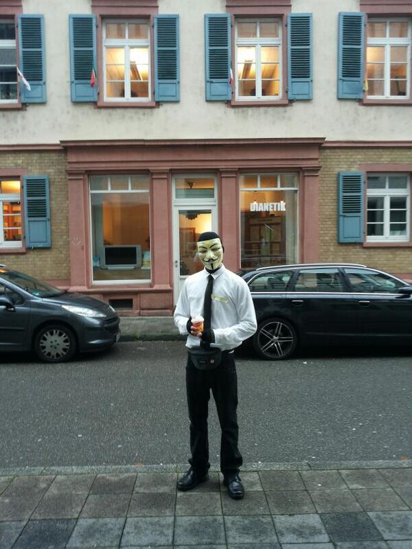 HaIn_Ubunt's tweet photo. Raid gegen #Scientology. #over 9000 it's soooooo cold http://t.co/Mj0YGs2rel