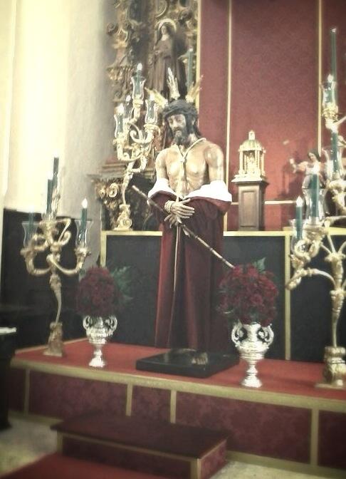 Así luce el Señor de los Afligidos en su besamanos extraordinario.