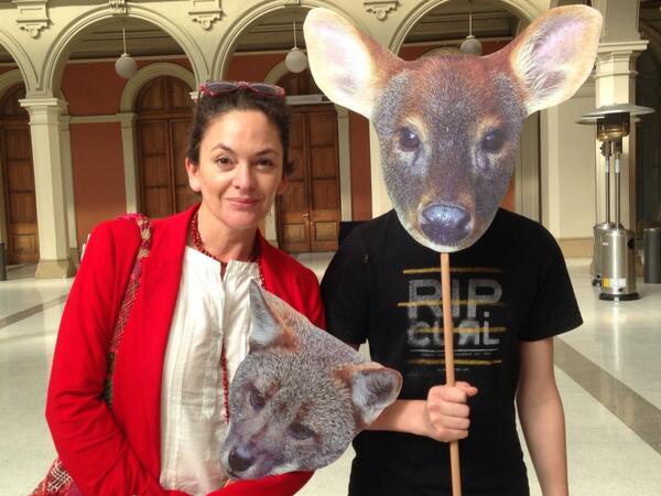 La actriz Catalina Guerra <a href="/catawor/">cataguerra</a> apoyando la iniciativa <a href="/Chiloesilvestre/">Chiloé-Silvestre</a> en la charla de Jane Goodall