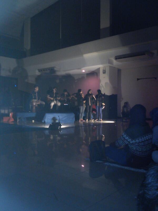 [LT] acara dibuka dengan lantunan musik dan nyanyian oleh grup pandawa