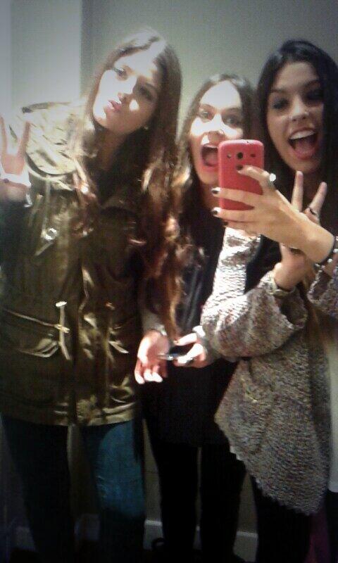 palomabarcena's tweet photo. Buena noche y comentada mañanera con las buapis @ele_ache @crisboto http://t.co/M3yHcDN0Zc