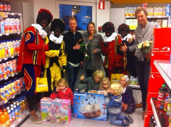Prijswinnaars playmobil actie dubbelfriss dolblij tijdens uitreiking.
#eerbeek #zwartepiet