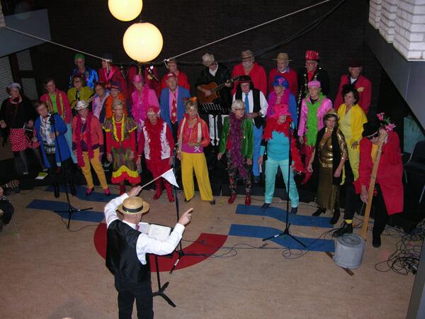 Smartlappen festival in Oer 't Hout met ondermeer het Grouster koor 'Ratjetoé'.
De aftrap met piratenlied Bloody Mary