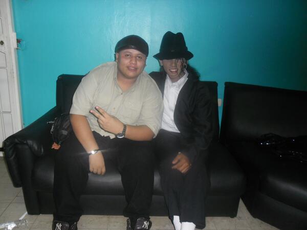 Jhostin8's tweet photo. En Los Camerinos Con El Doble De Maikol Jackson http://t.co/nDZyb0ltK0