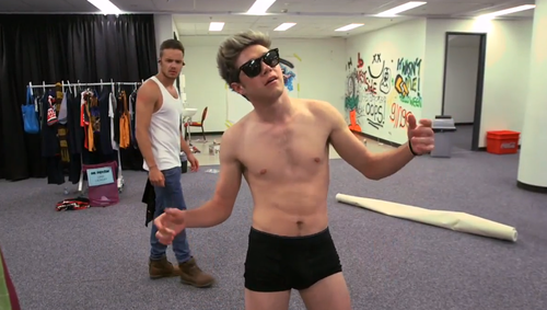 MusicInFrance's tweet photo. Niall in his underwear! :) #2 http://t.co/LQx98iVKYY