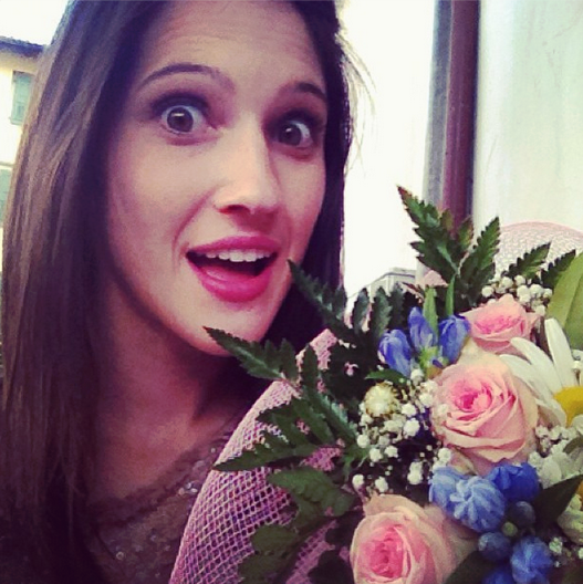 LComello_ARG's tweet photo. [FOTO] Lodo Con Un Regalo De Sus Fans ( Flores ) ¡ Que Linda ! Cc @lodocomello http://t.co/XMjm8KHMbL