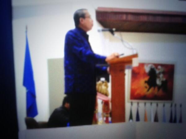 Prof Eman Suparman sekarang menyampaikan materi hukum kita, 'Hukum Nasional: Keras ke Bawah, Garing &amp; Lembut ke Atas'