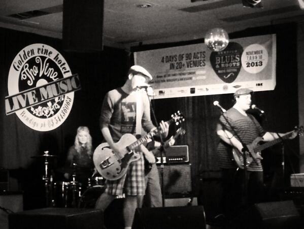 rockinthevines's tweet photo. Get down to the Golden Vine now! These guys rock.... The Brodie Glen Show #Bendigo http://t.co/FPZsyTjkjy