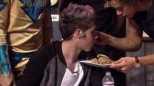 NarryMyDream's tweet photo. HARRY FEEDING NIALL 

RIGHT IN THE FEELS 

#1DDayLive http://t.co/mtDHY5vRRL