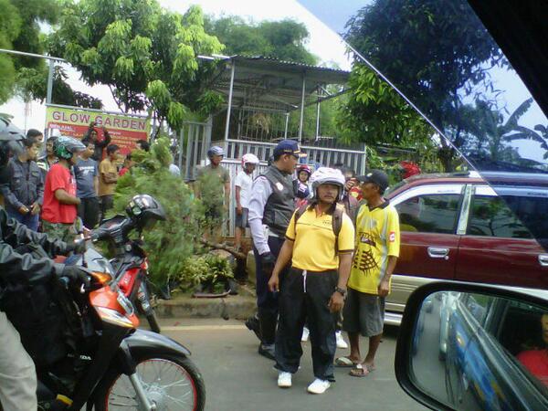 RT <a href="/HarryHarrykeren/">Harry herlambang</a>: 09.55   Jln juanda depok padat  imbas kecelakaaan mobil kijang menabrak trotoar.