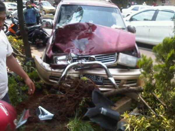 Diduga spir ngntuk Mobil kijang B8281JD nabrak pengdara2 mtr tewas djl juanda Depok <a href="/TMCPoldaMetro/">TMC Polda Metro Jaya</a> @restadepok