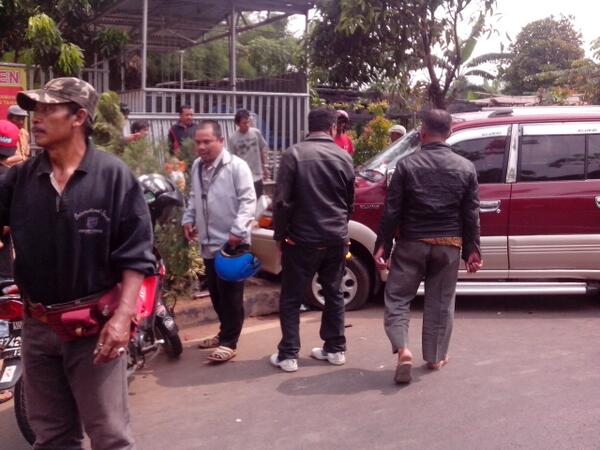 10.11 WIB Kecelakaan Kijang menabrak pembatas jalan di Jl.Juanda arah Jl.Raya Bogor.arus Lalin padat.  Via <a href="/thepawiro/">thepawiro</a>