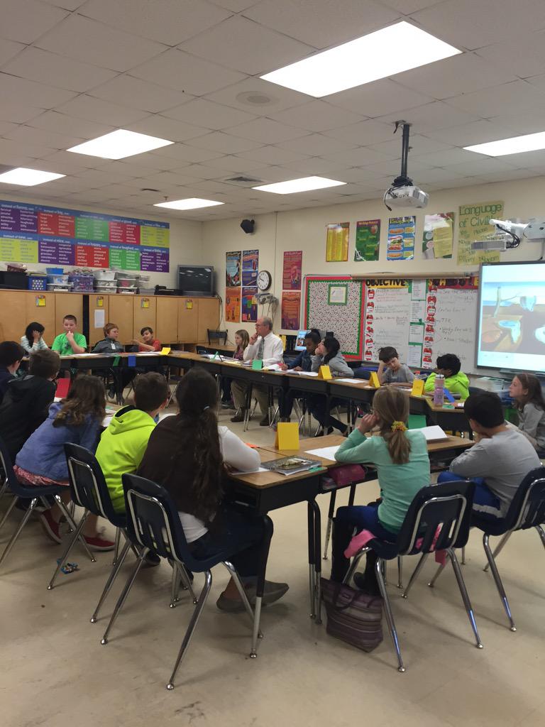 lynnkeith's tweet photo. .@robertsterrylee leading a seminar on a Dali painting with @pserockets 4th graders. #socraticseminar http://t.co/0SRVrgi67a