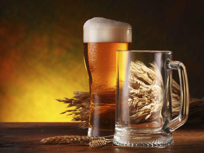 La cerveza (en cantidades moderadas) contribuye a la prevención de la osteoporosis ya que es una fuente de silicio.