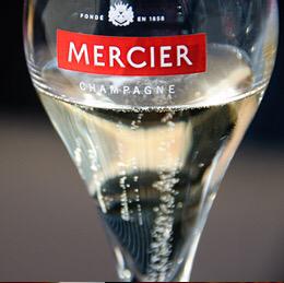 MDOG_Manchester's tweet photo. #WIN > FILLET STEAK + FIZZ + DESSERT FOR MUM > ENTER: RT + FOLLOW @MandCManchester > To dine 14/15th March! #giveaway http://t.co/57FriAXuiN