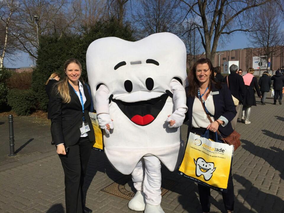 Heute begrüßt Dentino alle #IDS2015 Besucher bei strahlendem Sonnenschein vor der Messe