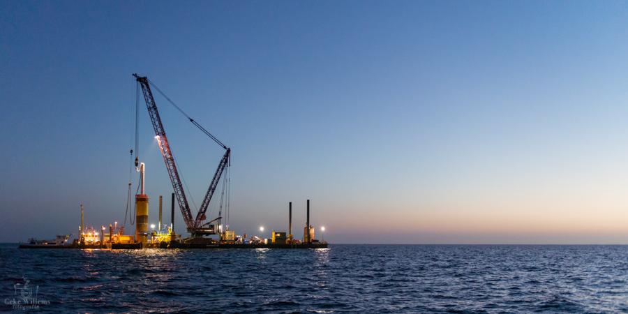 gekewillems's tweet image. Prachtige heldere dag dinsdag, plaatsing 1e fundatiepaal, na zonsondergang #Windpark #Westermeerwind #Siemens