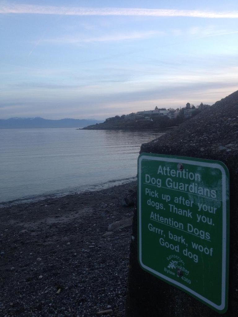 VibrantVictoria's tweet image. #OakBay's signs show sense of humour, but the new Shhh! sign is all business vibrantvictoria.ca/forum/index.ph… #yyj