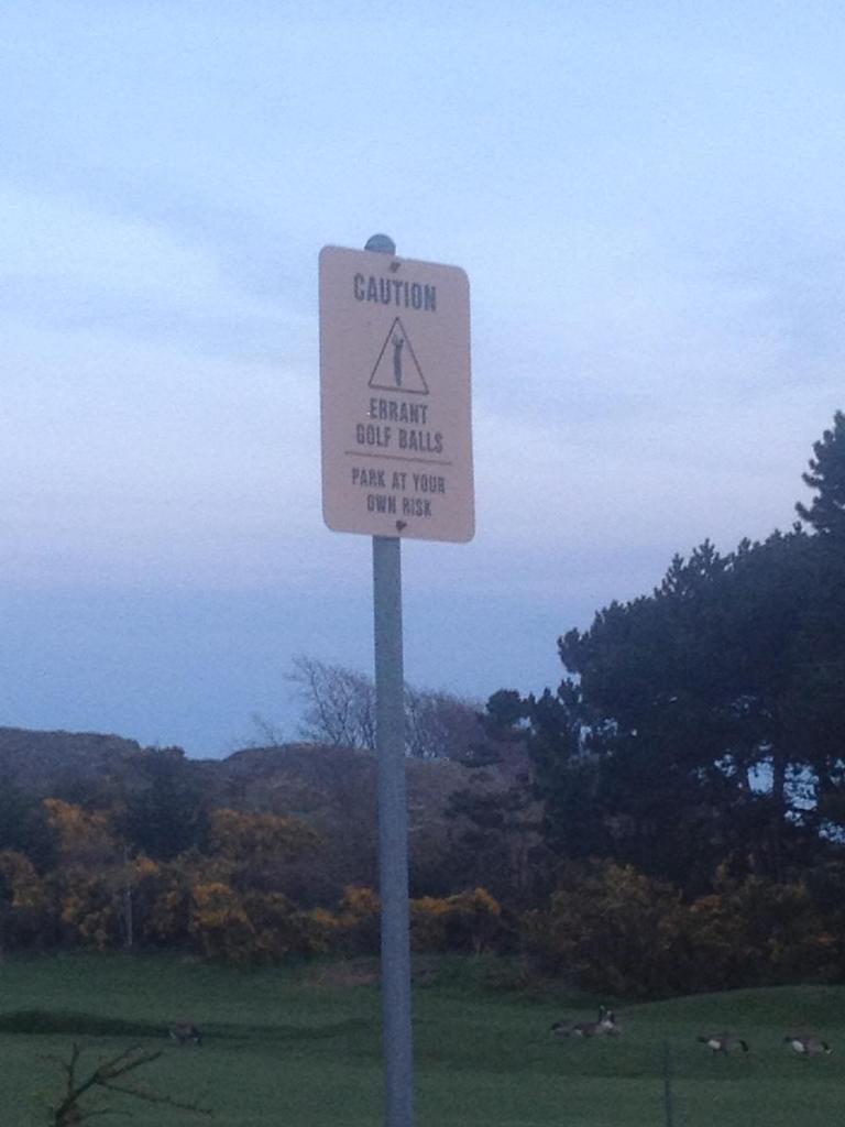 VibrantVictoria's tweet image. #OakBay's signs show sense of humour, but the new Shhh! sign is all business vibrantvictoria.ca/forum/index.ph… #yyj